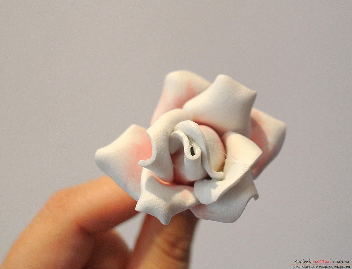 Мастер-класс поможет создать бутоньерку, для которой цветы изготавливаются своими руками из фоамирана.. Фото №6
